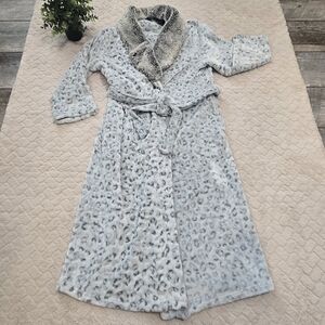 Jasmine Rose Noire Gray Leopard Print Faux Fur Collar Robe, Size Medium